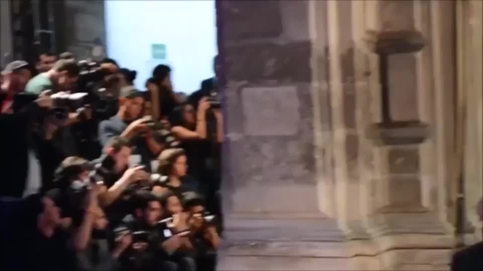 Alejandra Guilmant proudly showing off her big natural tits on the runway : video clip