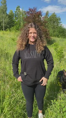 Showing off my natural titties to the lads in the park : video clip