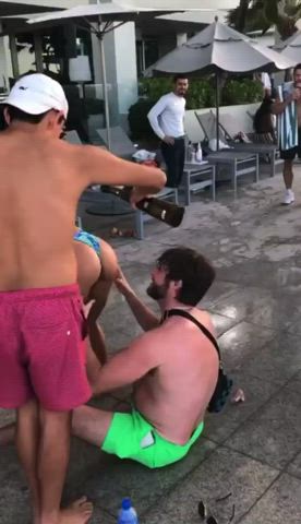 Eating Ass in Public : video clip