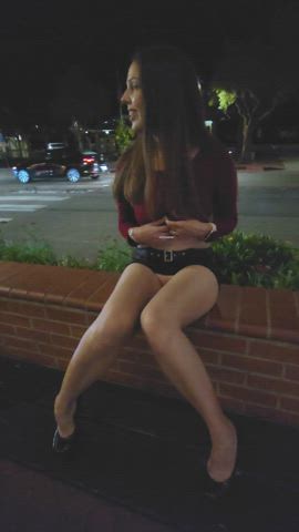 I love showing off to strangers : video clip