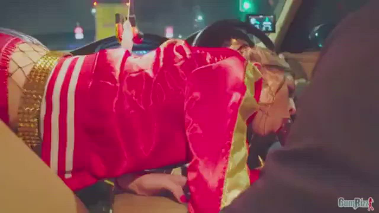 Petite British Harley Quinn cosplayer sucking a big black cock while driving in a car : video clip