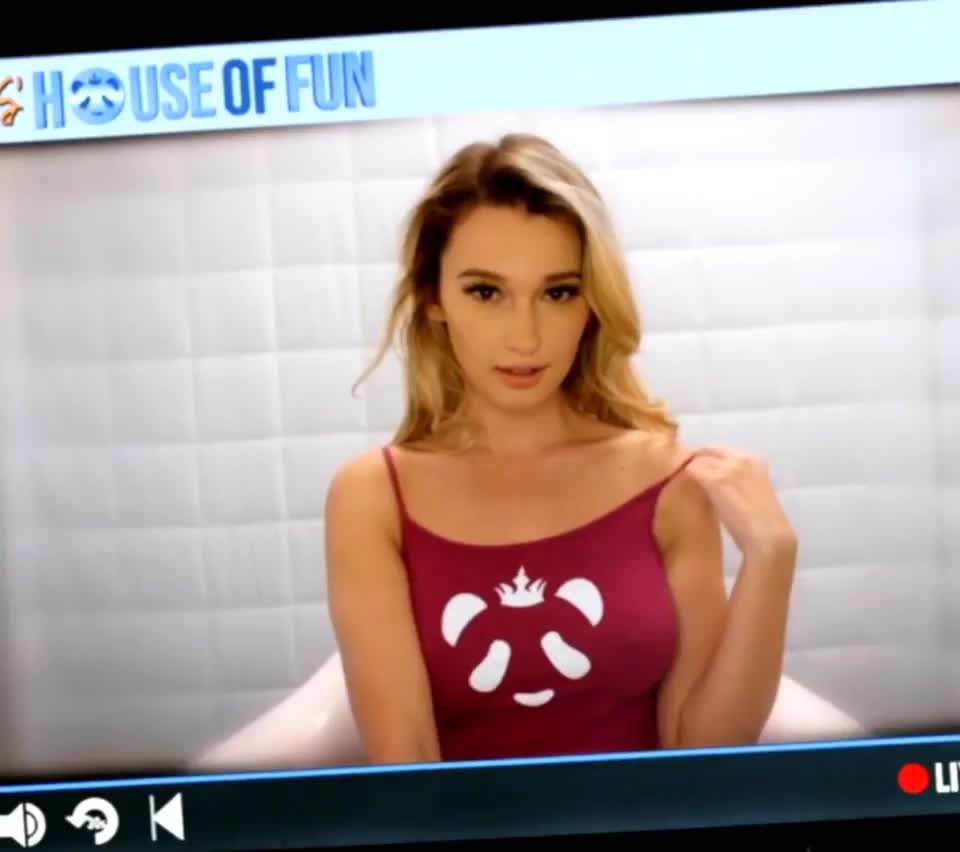 Karolina Benefield in Funhouse : video clip