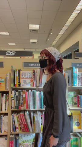 [GIF] You know what goes perfectly with a good book? Cake. 😋 : video clip
