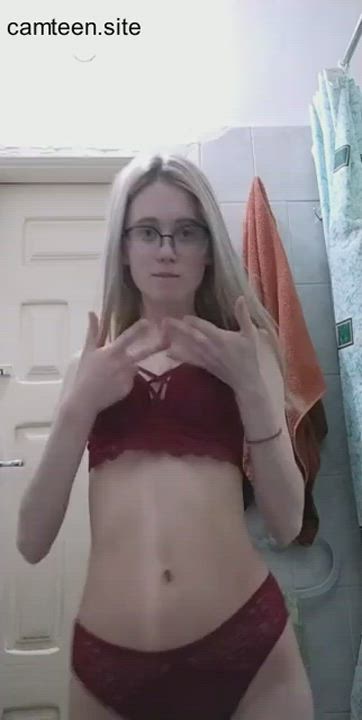 Beautiful teen blonde girl : video clip