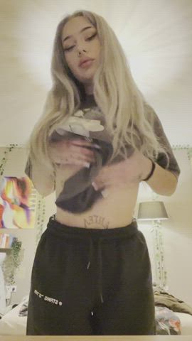 Kiss my face or my tits first : video clip