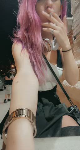 Dude behind me has no idea what’s going on lol [gif] : video clip