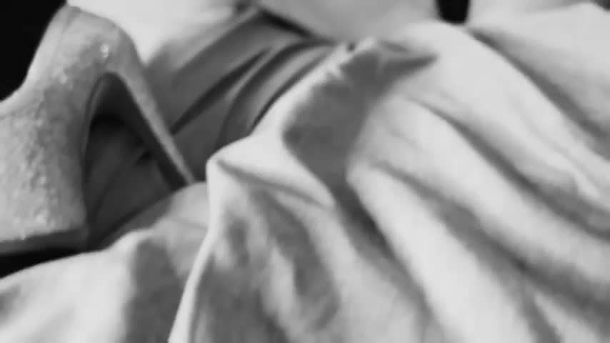 Do you like the way I move my body daddy? : video clip