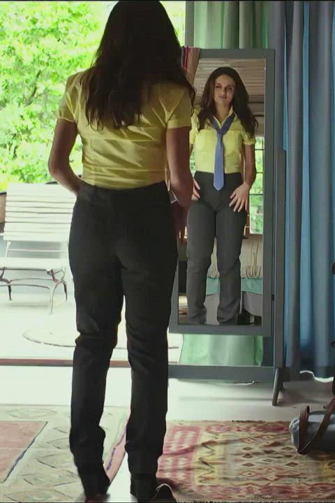 Joey King being a little cheeky : video clip