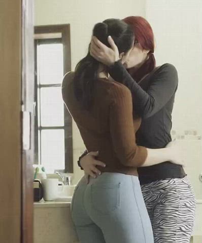 So Excited To Kiss Her : video clip