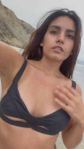 Spend the day at the beach with me : video clip