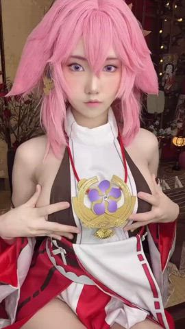 Yae Miko - fixing her top (MoiiChan) [Genshin Impact] : video clip