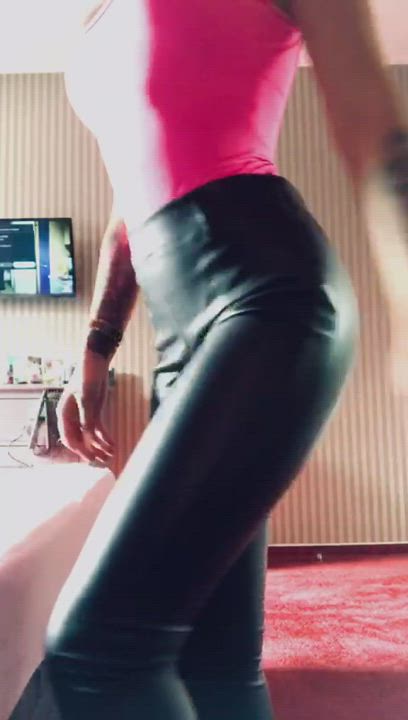 Would you fuck me if you see my ass in latex? : video clip