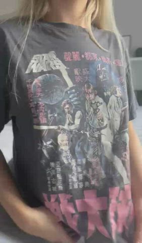 This baggy T-shirt keeps lots of surprises underneath : video clip