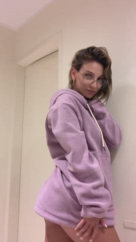 If u like my petite ass, I’d you smash : video clip