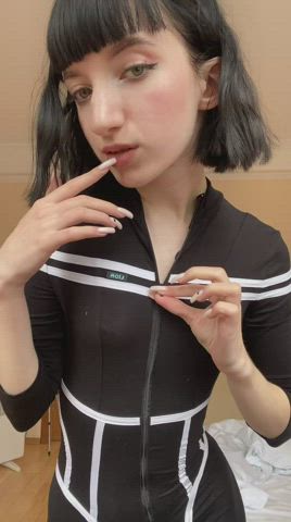 jumpsuit to quickly show tits : video clip