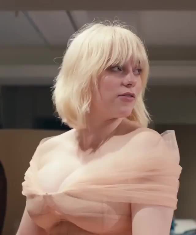 Billie Eilish looking very busty : video clip