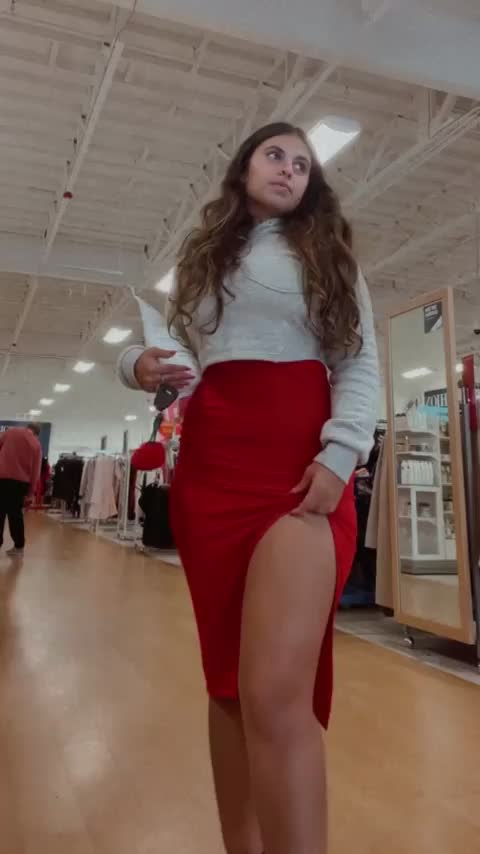 Lucky shoppers get my flower for Valentine’s : video clip