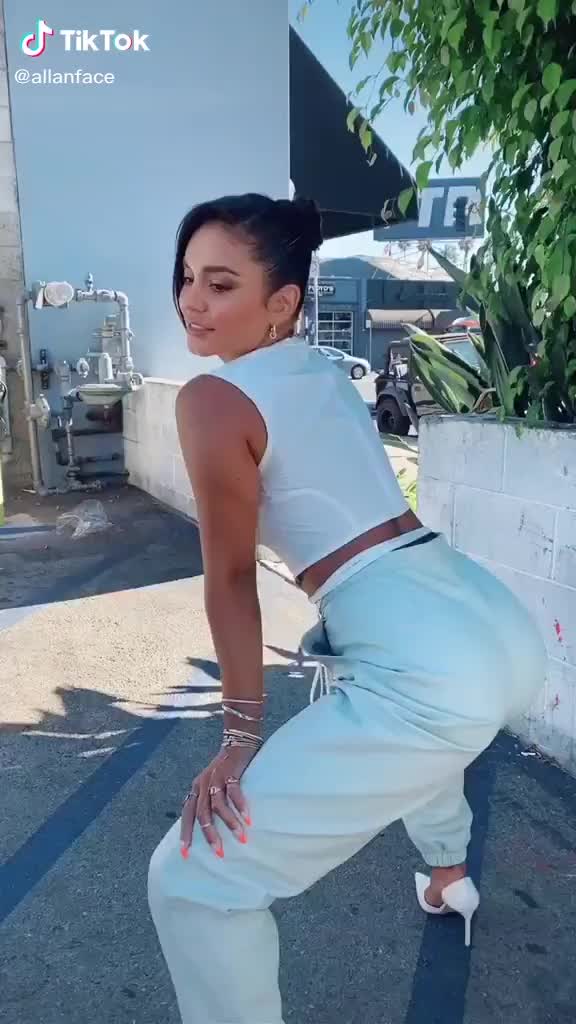 I absolutely love Vanessa Hudgen's big ass : video clip