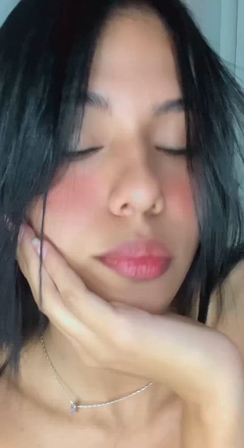 I'm so petite you can just pick me up and do whatever you want : video clip