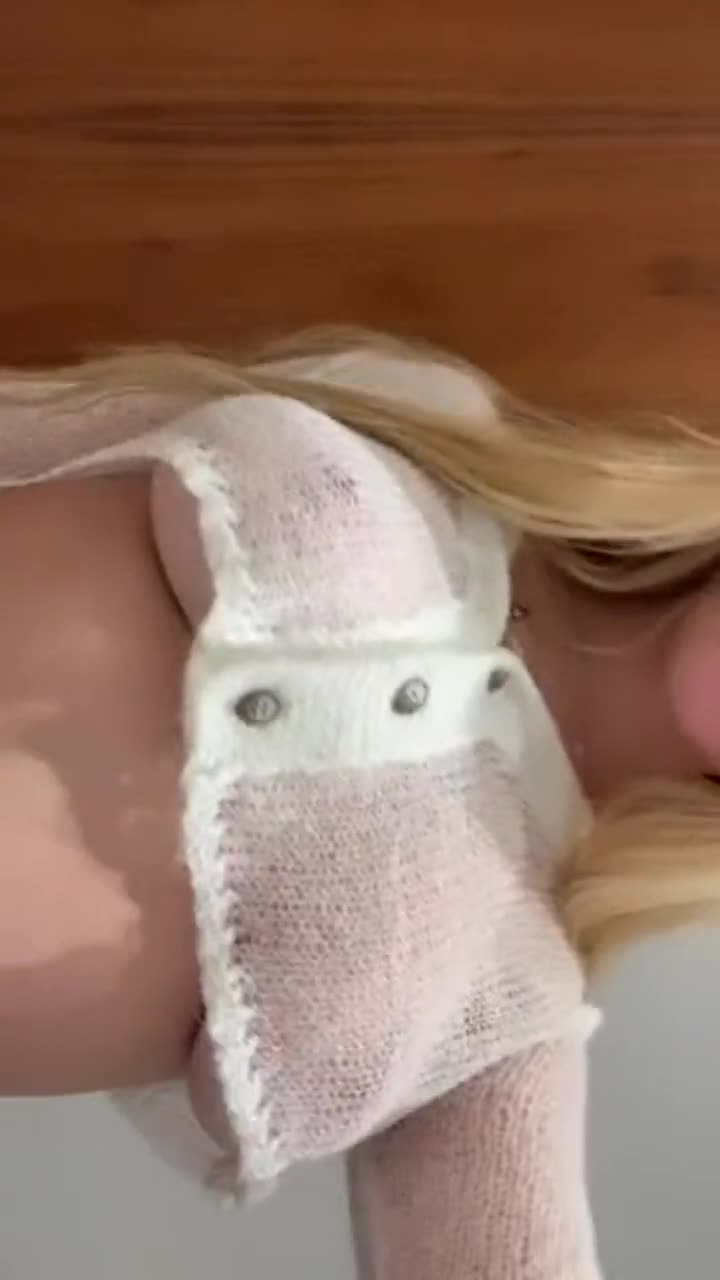 Revealing a pair of a blondie boobs : video clip
