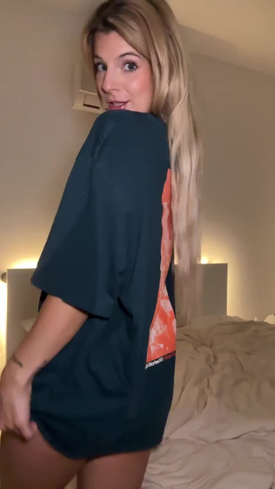 My soft ass need some strong hands to squeeze it... : video clip