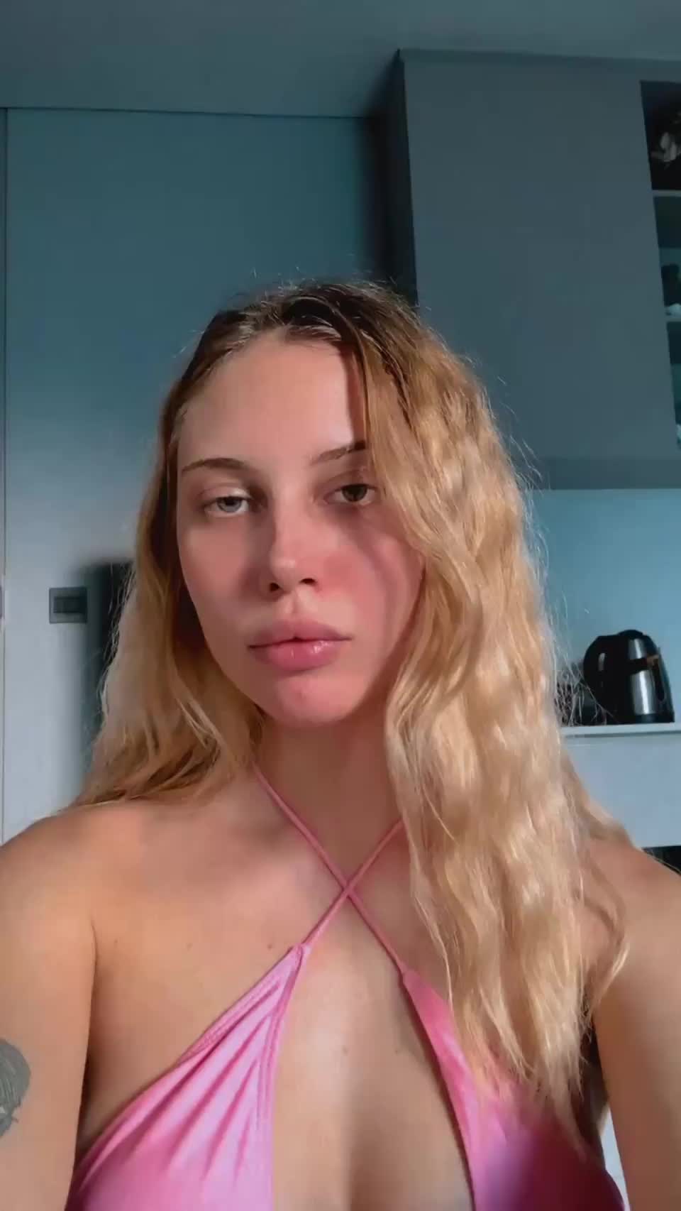Am I hot in that little bikini? : video clip
