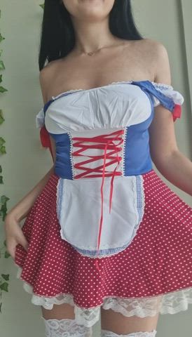 I look cute as a beermaiden : video clip