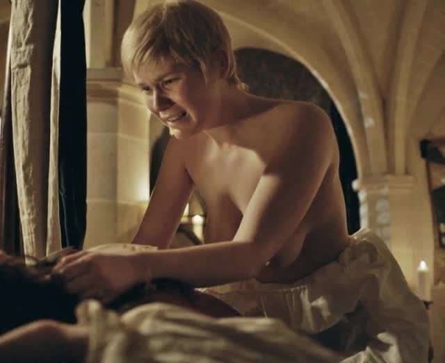 Hannah Arterton in Versailles [S2E7-2017] : video clip