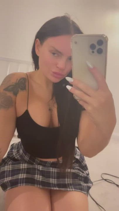 Describe my natural mommy body using just emojis : video clip