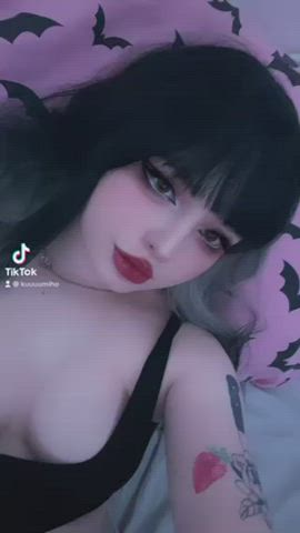 I’m 5ft but my tits are still juicy : video clip