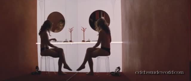 piper perabo in looper : video clip