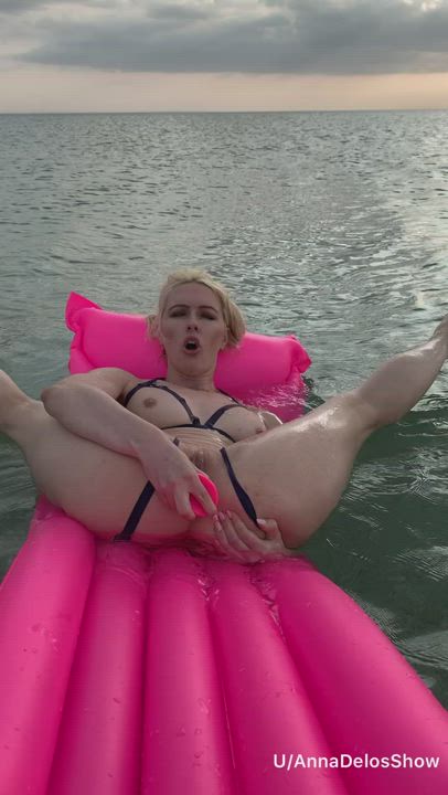 I love to destroy my ass in the ocean, can you help?😜 : video clip