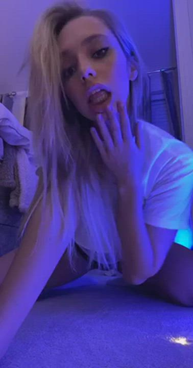 Being tipsy in my Calvins makes me wet : video clip
