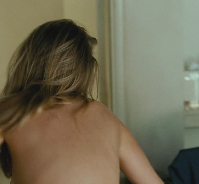 Alice Eve with some jiggle in 'Crossing Over' : video clip