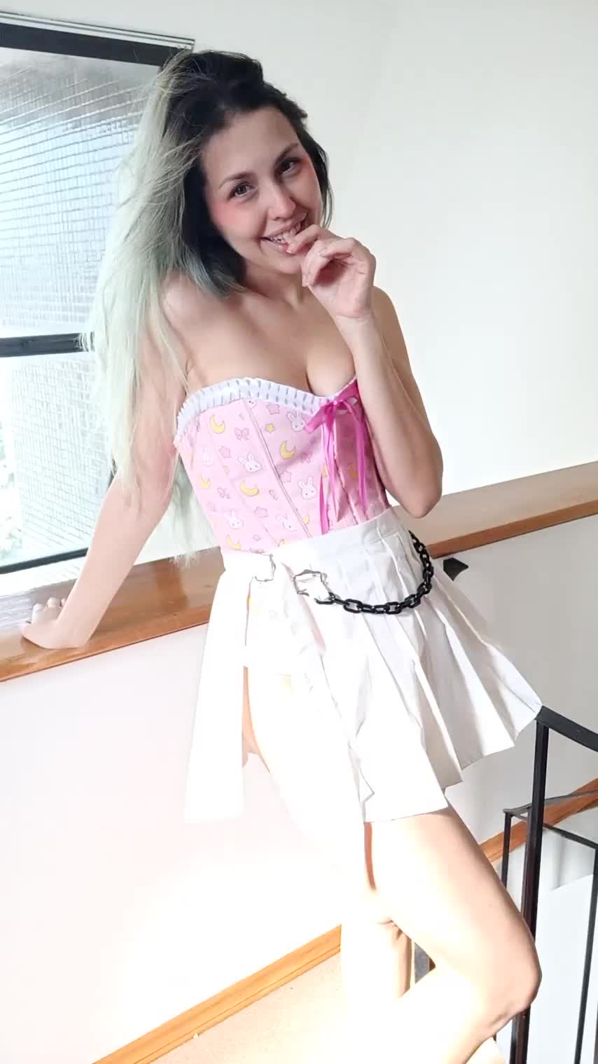 Could you behave and not fuck me if I bend over and showed my pussy like this to ypu? : video clip