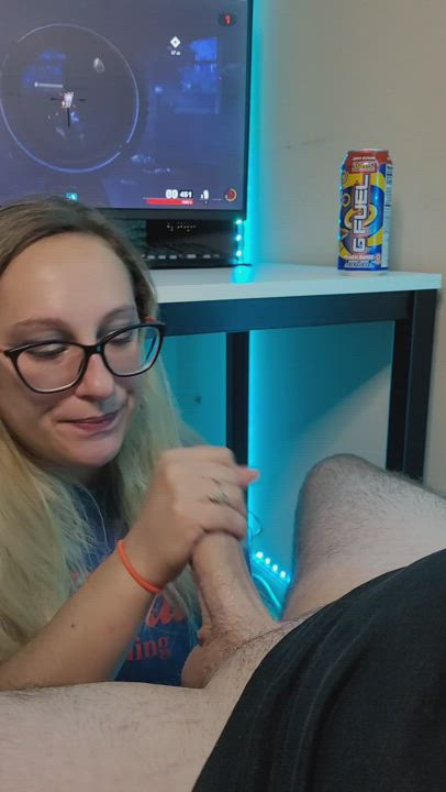 A blowjob while gaming : video clip
