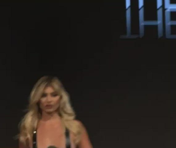 Blondes make me weak : video clip