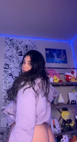I need a volunteer to sit my Venezuelan ass : video clip