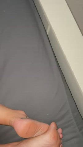 I love morning sex… especially when he pulls out and cums on the soles of my feet 💦💦👣 : video clip