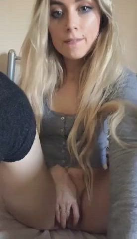 Gorgeous blonde : video clip
