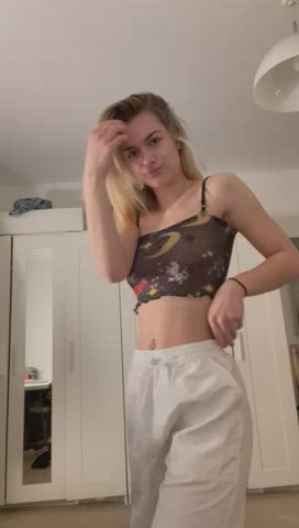 I literally tried to shake my ass, but its too petite😂 : video clip