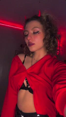 My sister's boyfriend told me he stalks this subreddit…so hey my bedroom is unlocked...🥰 : video clip