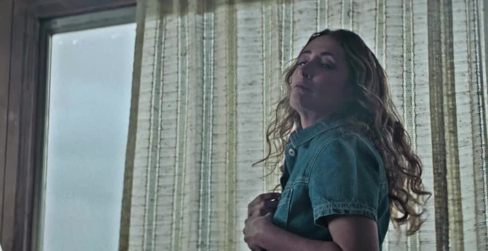 Jennifer Schwary in American Gigolo [S1E1-2022] : video clip