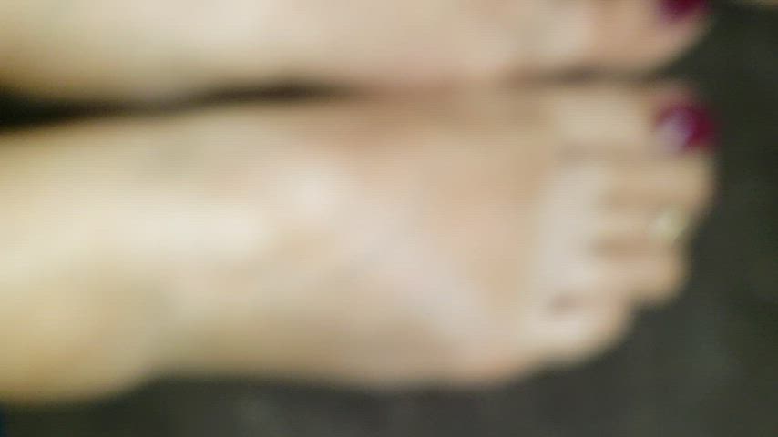 Wife wiggles her toes in my cum : video clip