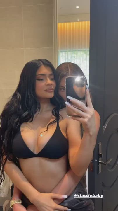 KYLIE JENNER...INTRESTING VIDEO..LINK BELOW💦🥵🥵🙏 : video clip