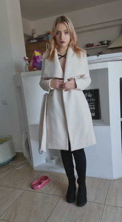 I would love to have the confidence to walk outside like dressed like this : video clip
