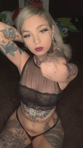 Look it This Girl She's So Amazing - F0lder B3low : video clip