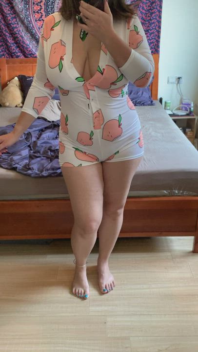 Who's here into women with a little tummy : video clip