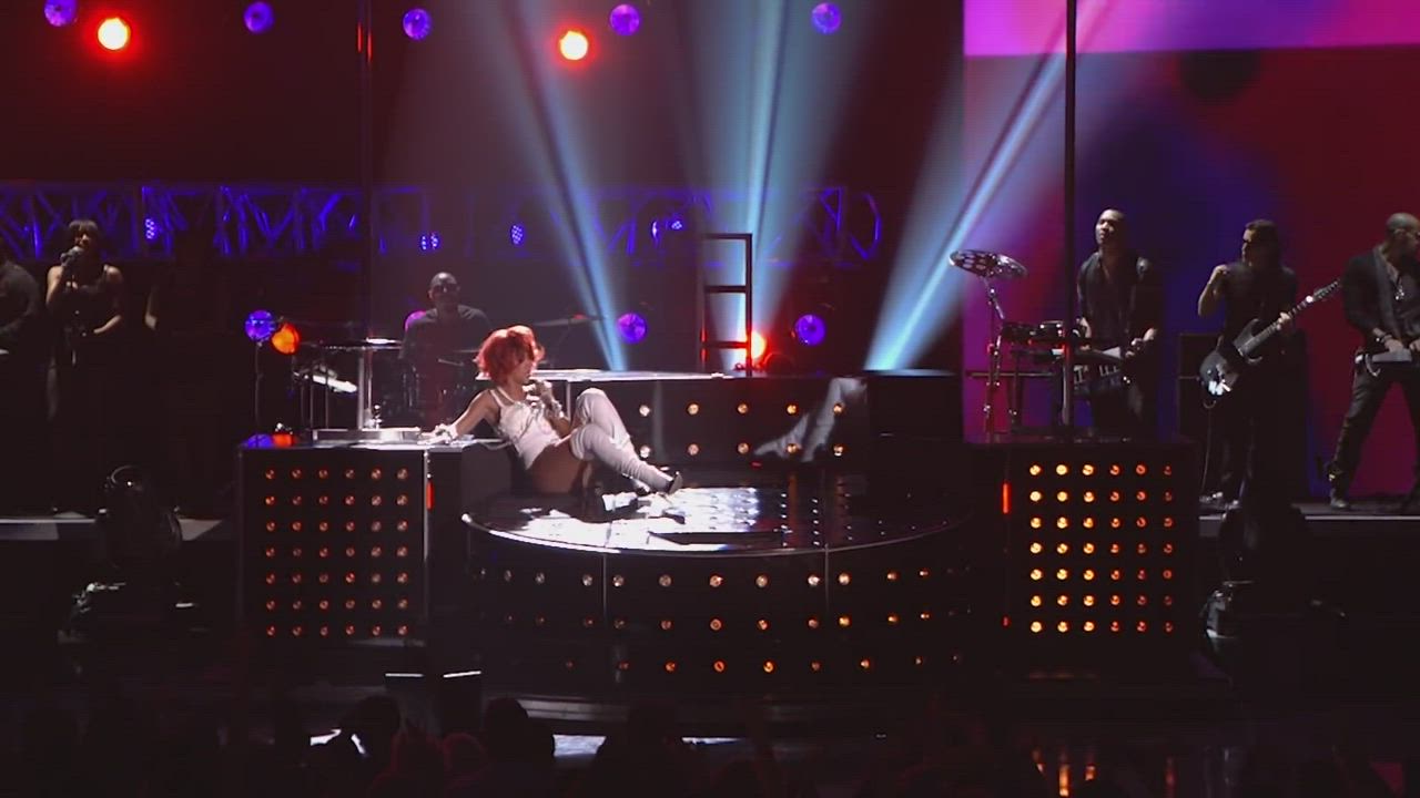 Rihanna & Britney Spears rocking the Billboard Music Awards (2011) : video clip