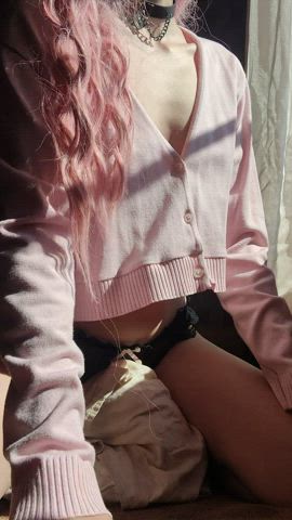 The sun looks nice on my tiny body : video clip